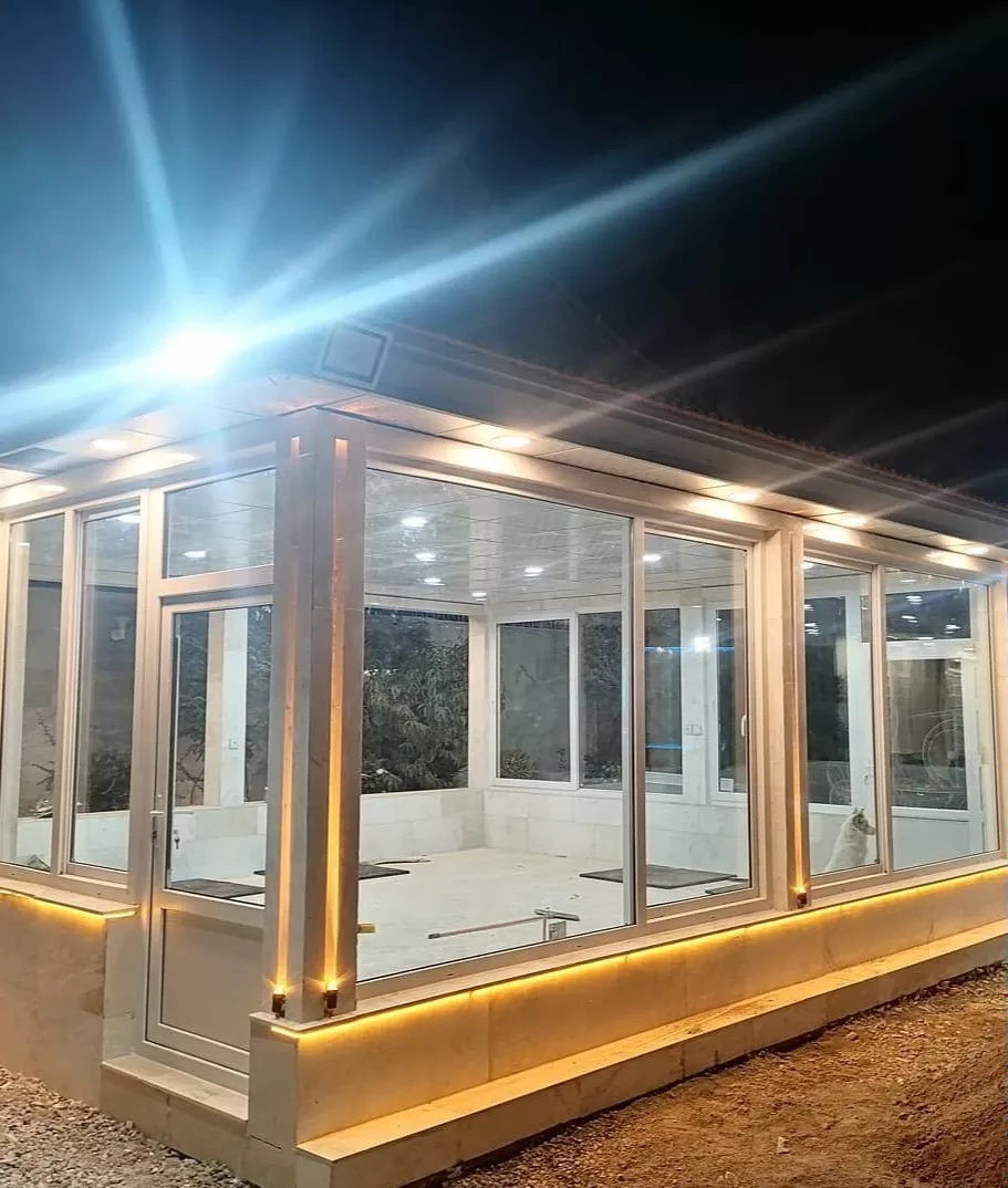 آلاچیق مدرن با پنجره‌های ریلی upvc