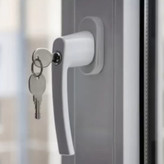 نصب شده دستگیره سویچ خور برای پنجره دوجداره