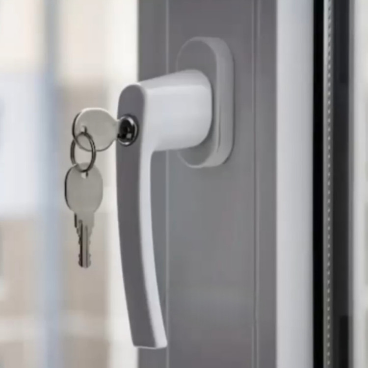 نصب شده دستگیره سویچ خور برای پنجره دوجداره