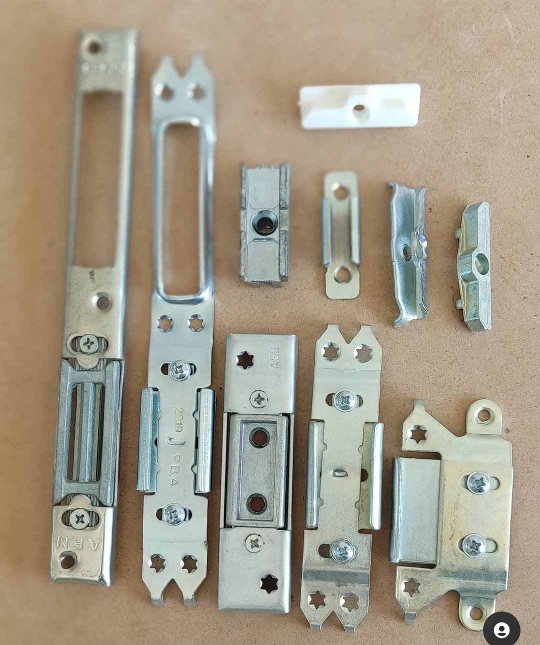 یراق آلات پنجره دوجداره upvc