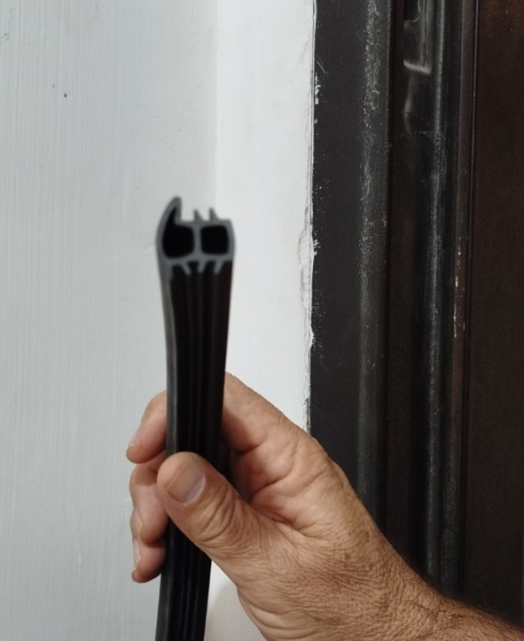 نصب لاستیک درزگیر درب ضدسرقت