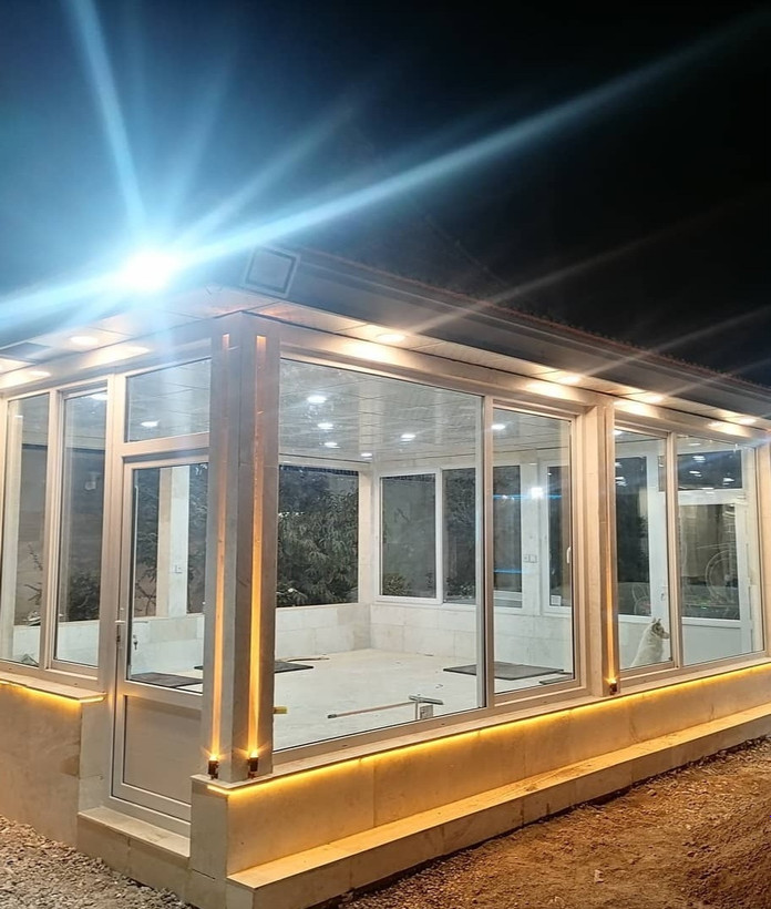 آلاچیق با پنجرههای دوجداره ریلی